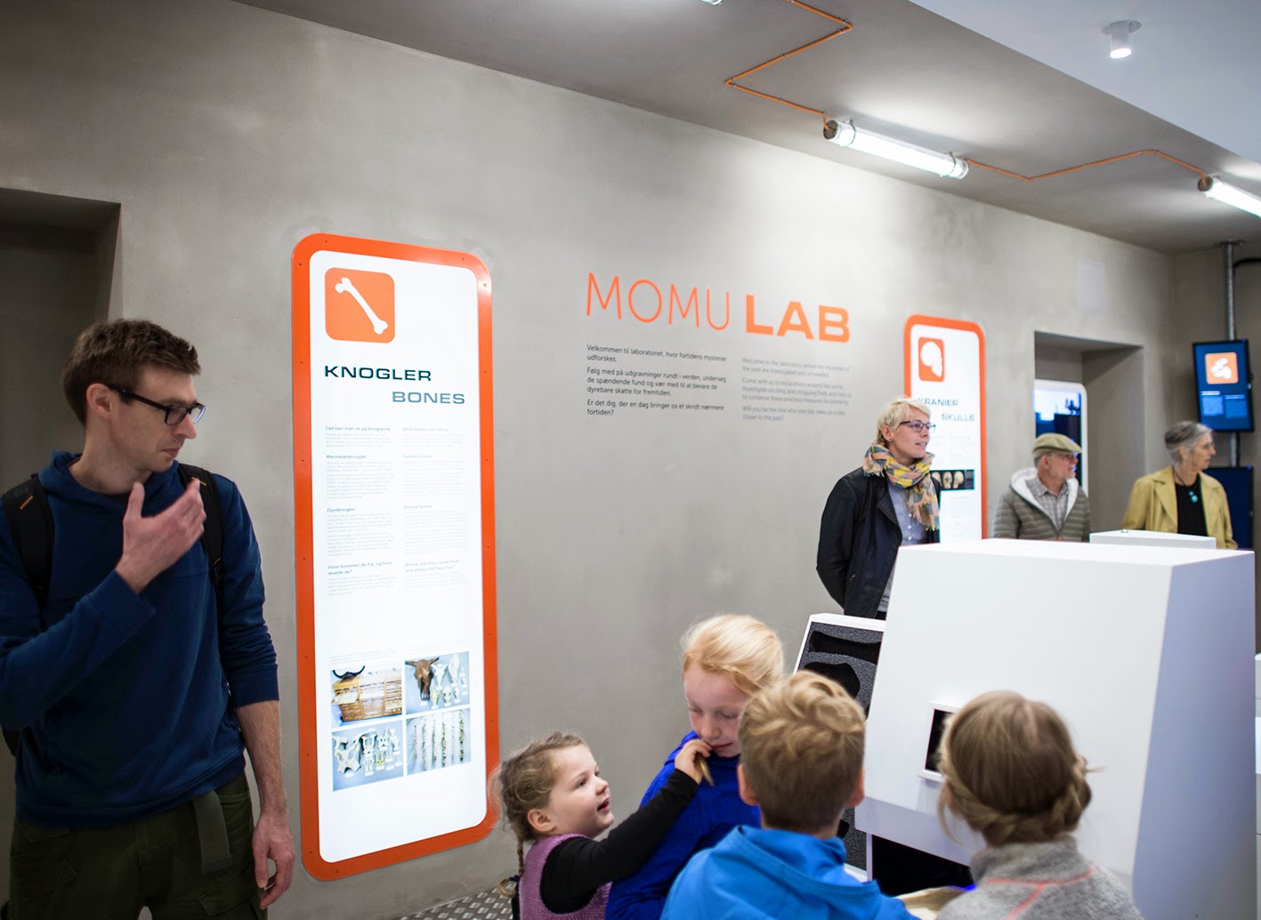 Here is a view of the so-called MOMU LAB - an interactive laboratory for curious museum visitors . The photo is taken by the photo / media department at Moesgaard Museum